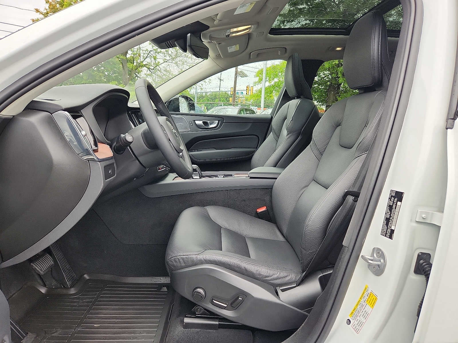 2024 Volvo XC60 Plus Dark Theme