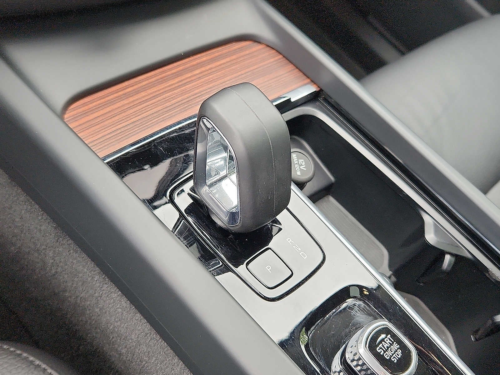 2024 Volvo XC60 Plus Dark Theme