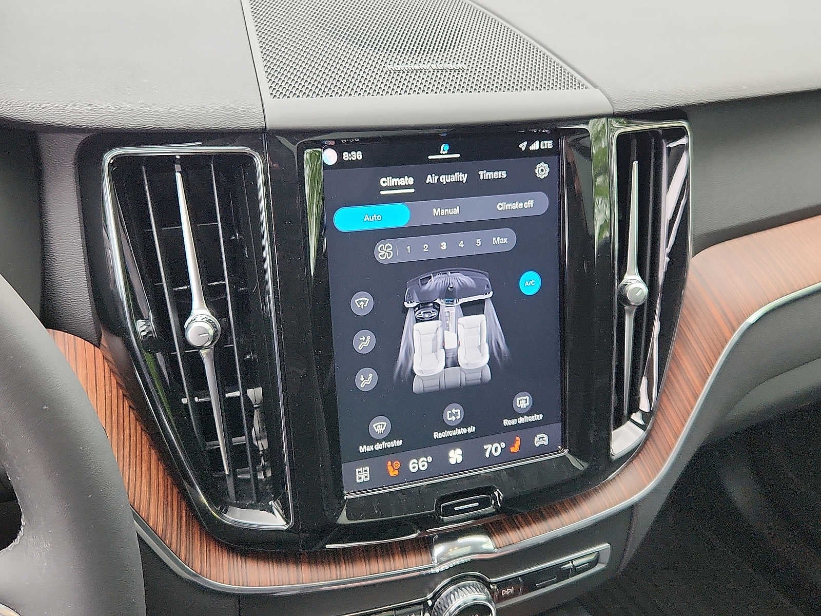 2024 Volvo XC60 Plus Dark Theme