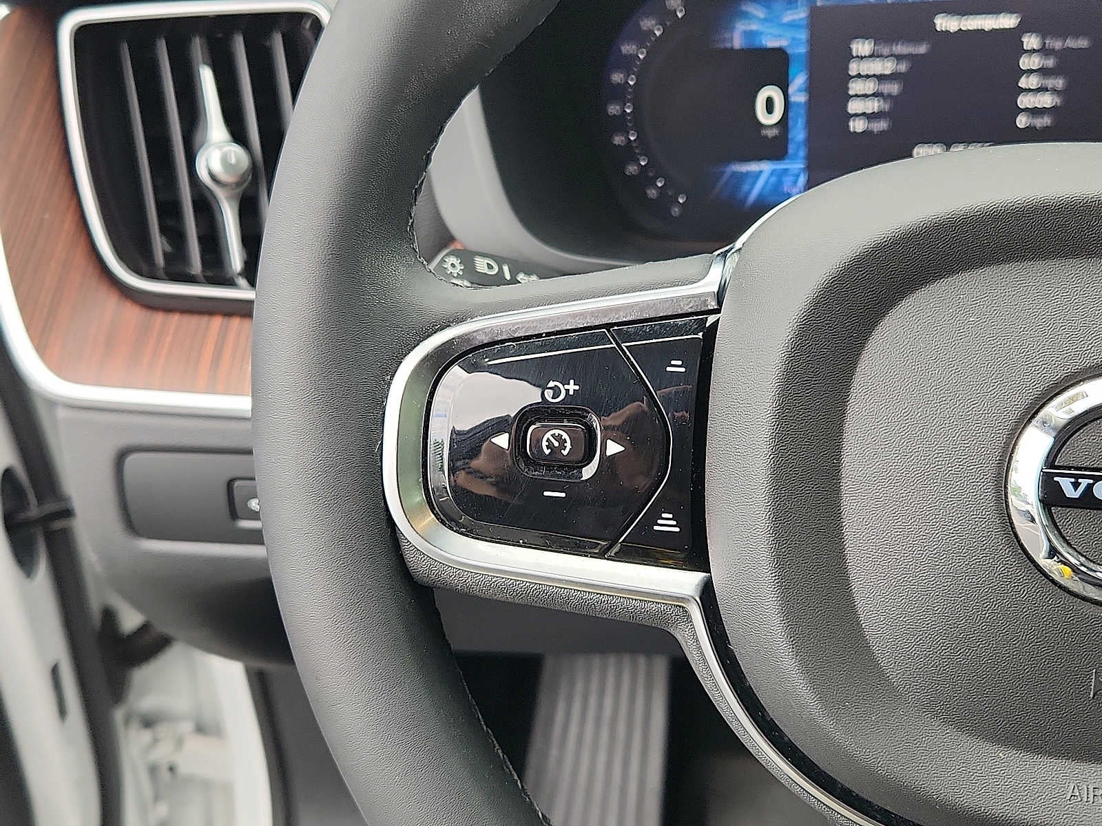 2024 Volvo XC60 Plus Dark Theme