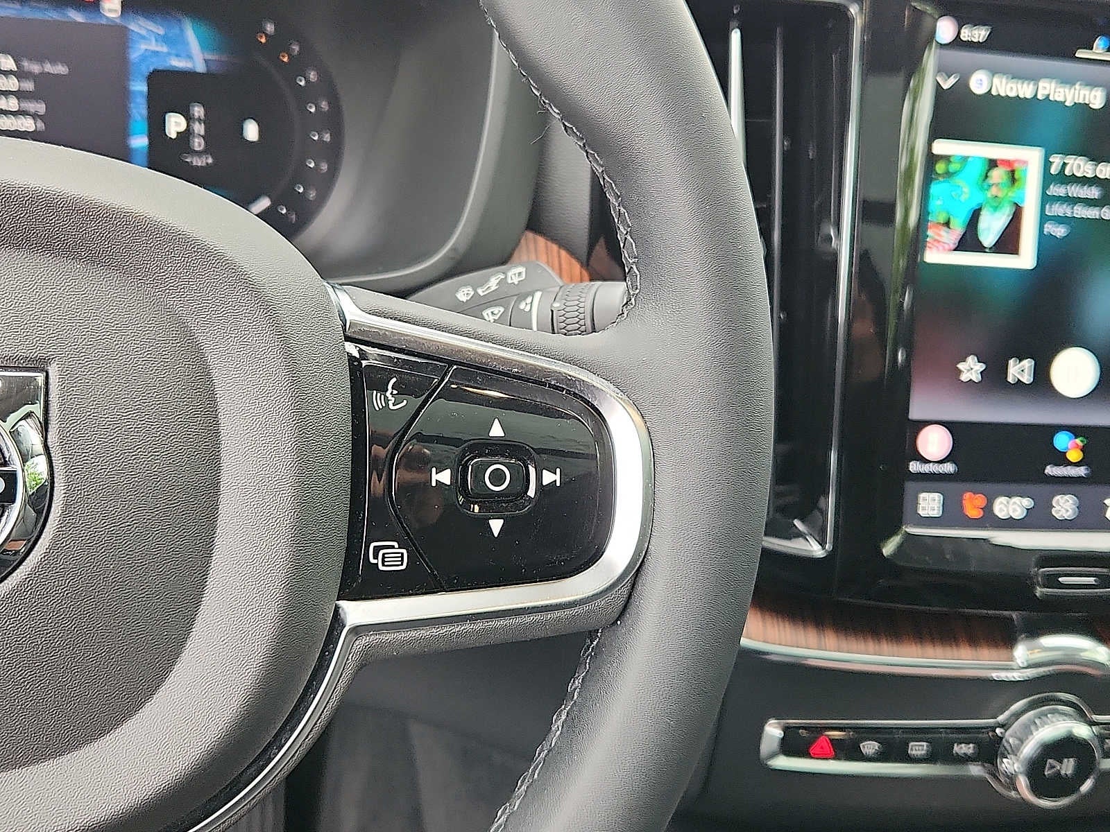 2024 Volvo XC60 Plus Dark Theme