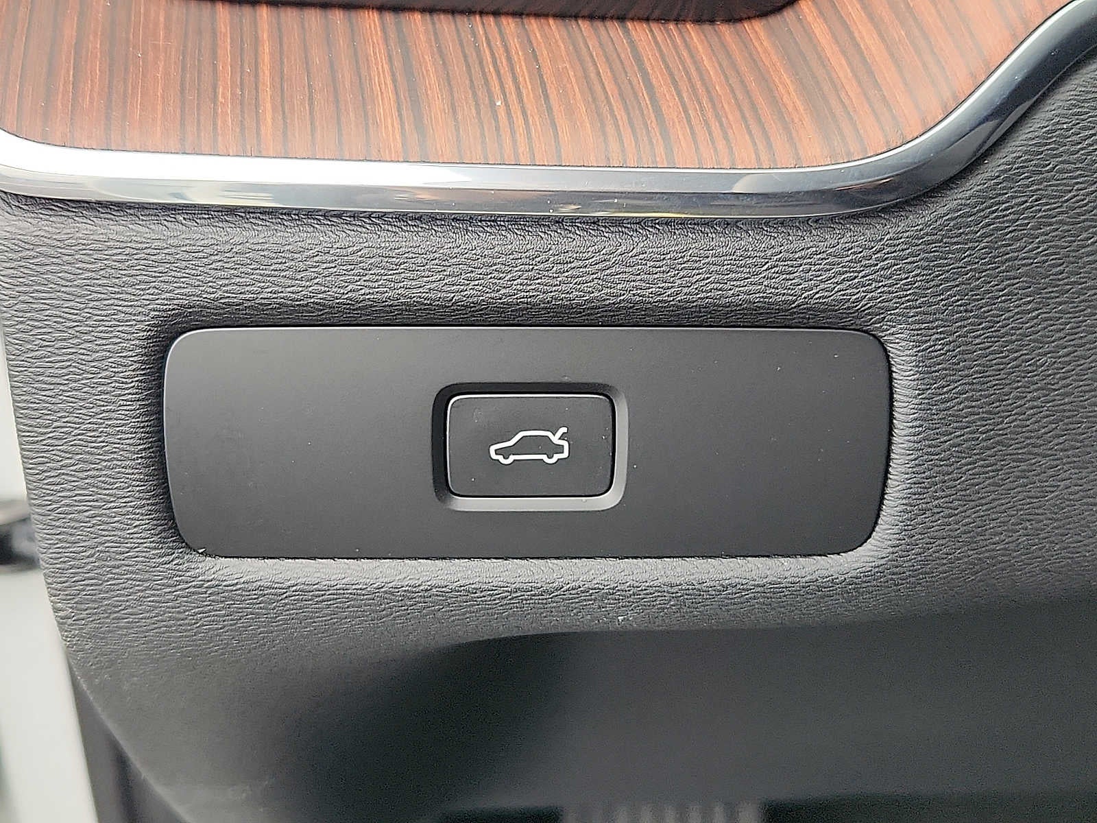 2024 Volvo XC60 Plus Dark Theme