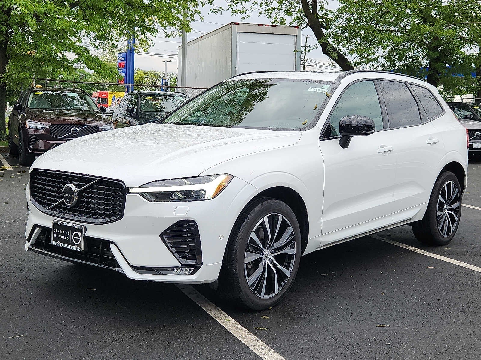 2024 Volvo XC60 Plus Dark Theme