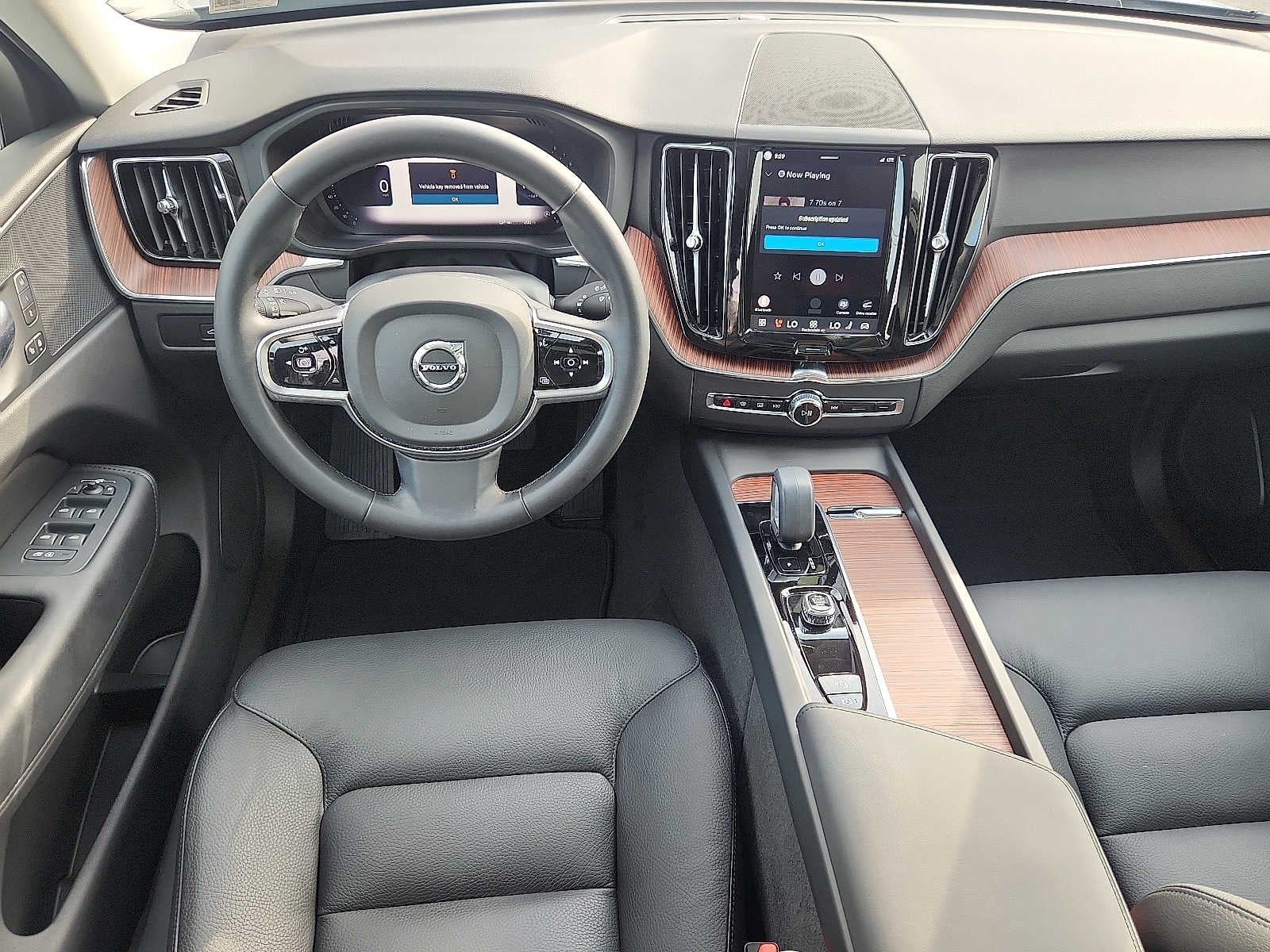 2024 Volvo XC60 Plus Dark Theme