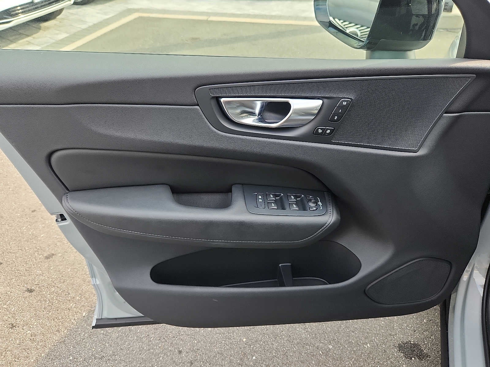 2024 Volvo XC60 Plus Dark Theme