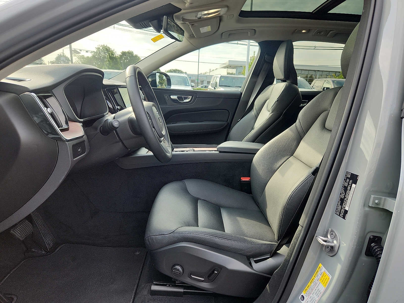 2024 Volvo XC60 Plus Dark Theme