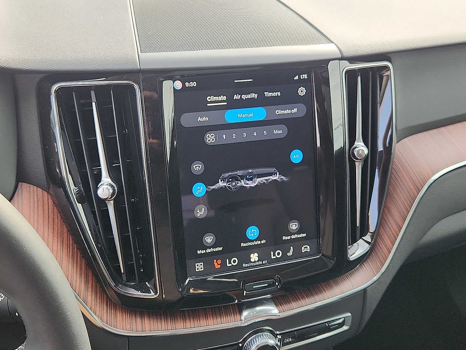 2024 Volvo XC60 Plus Dark Theme
