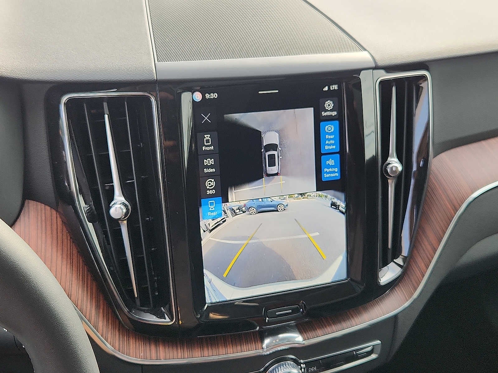 2024 Volvo XC60 Plus Dark Theme