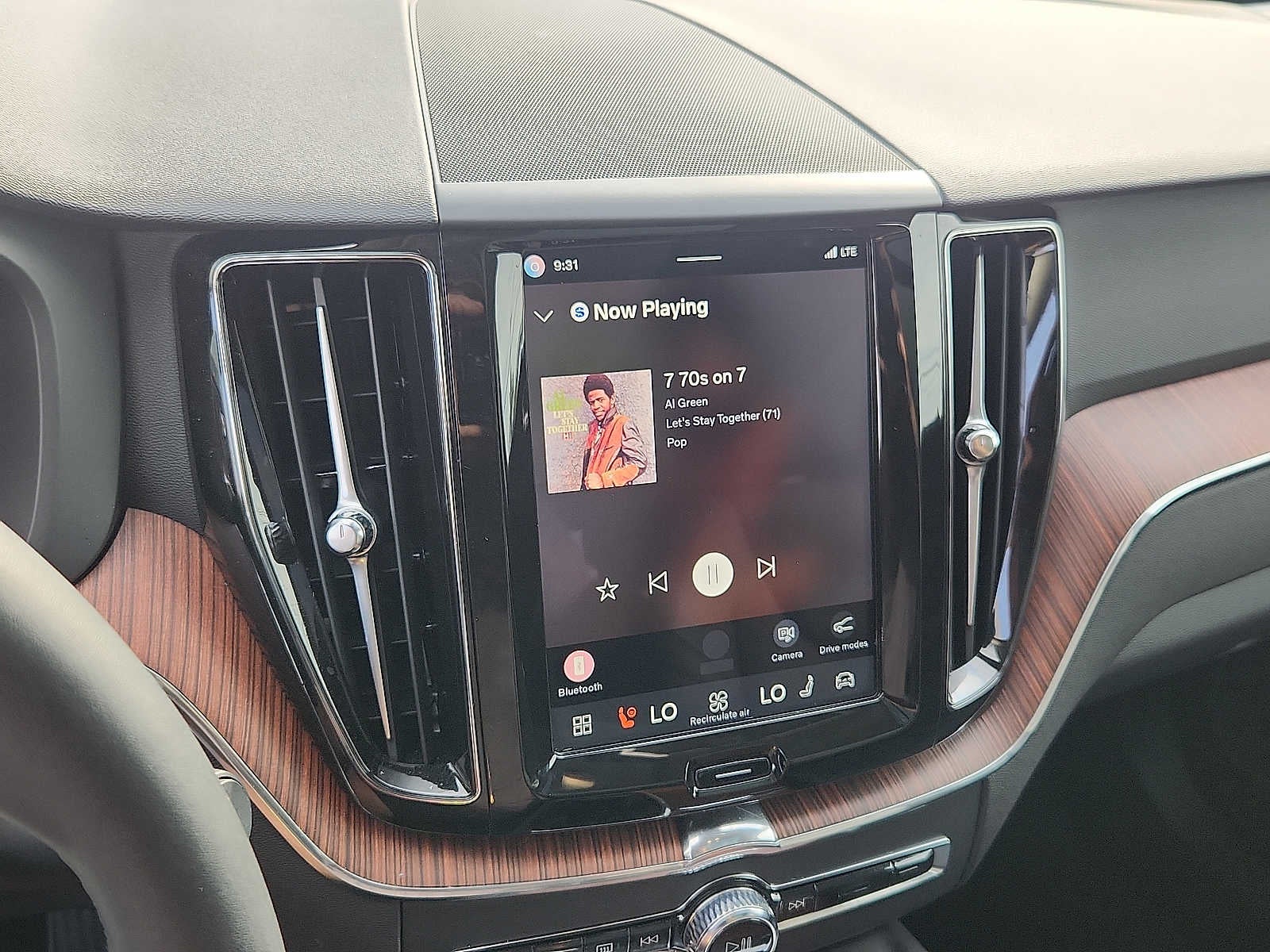 2024 Volvo XC60 Plus Dark Theme