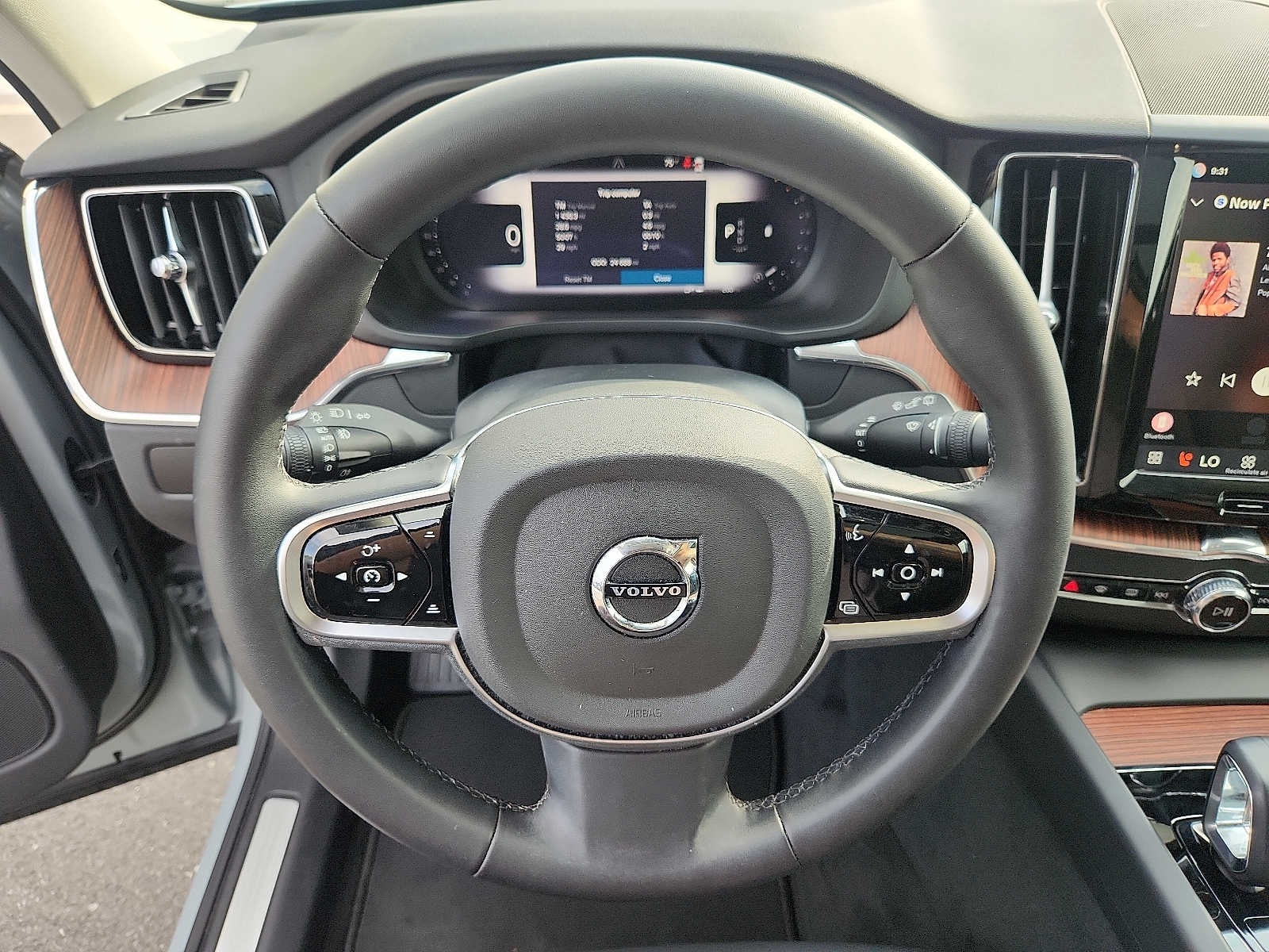 2024 Volvo XC60 Plus Dark Theme