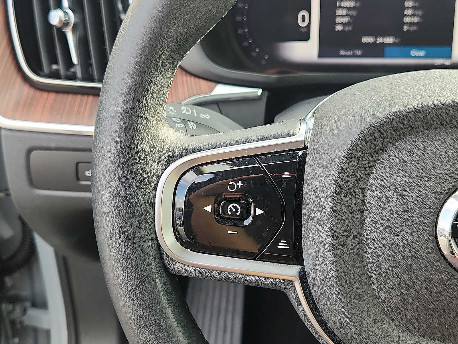 2024 Volvo XC60 Plus Dark Theme
