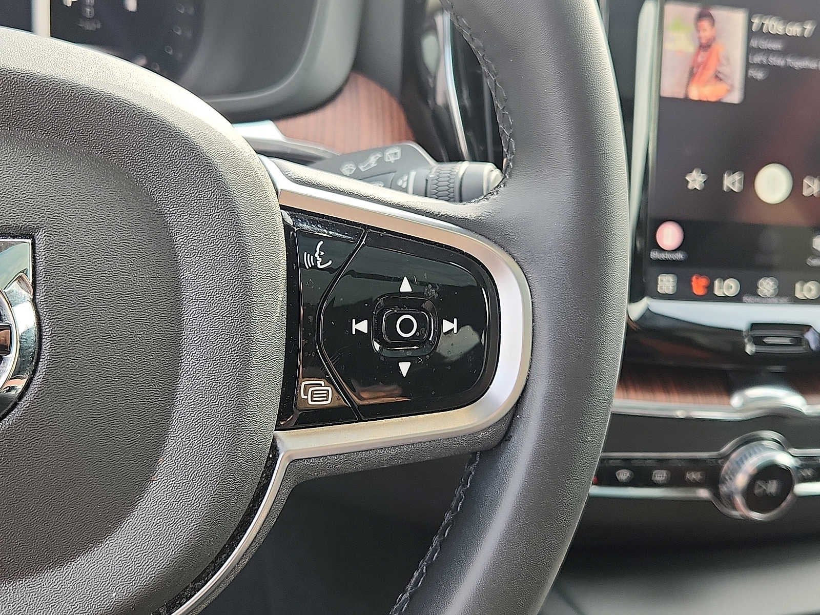 2024 Volvo XC60 Plus Dark Theme