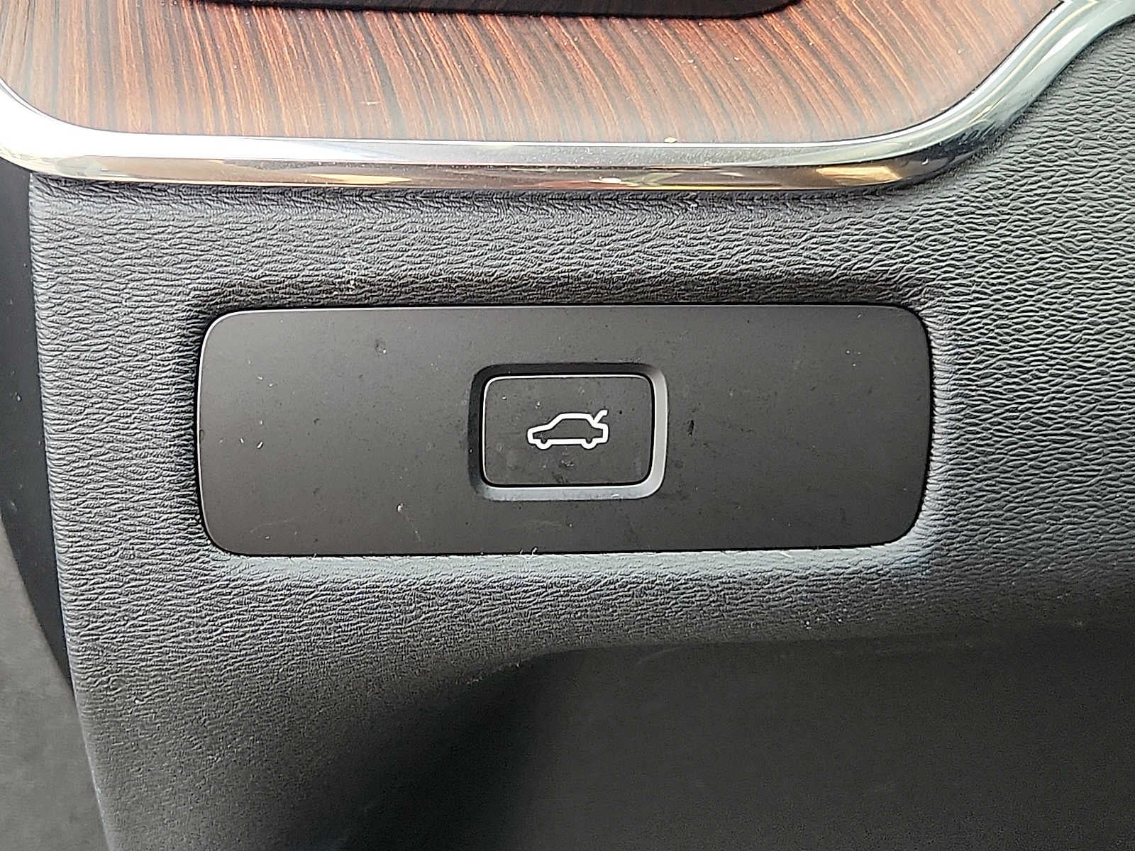 2024 Volvo XC60 Plus Dark Theme