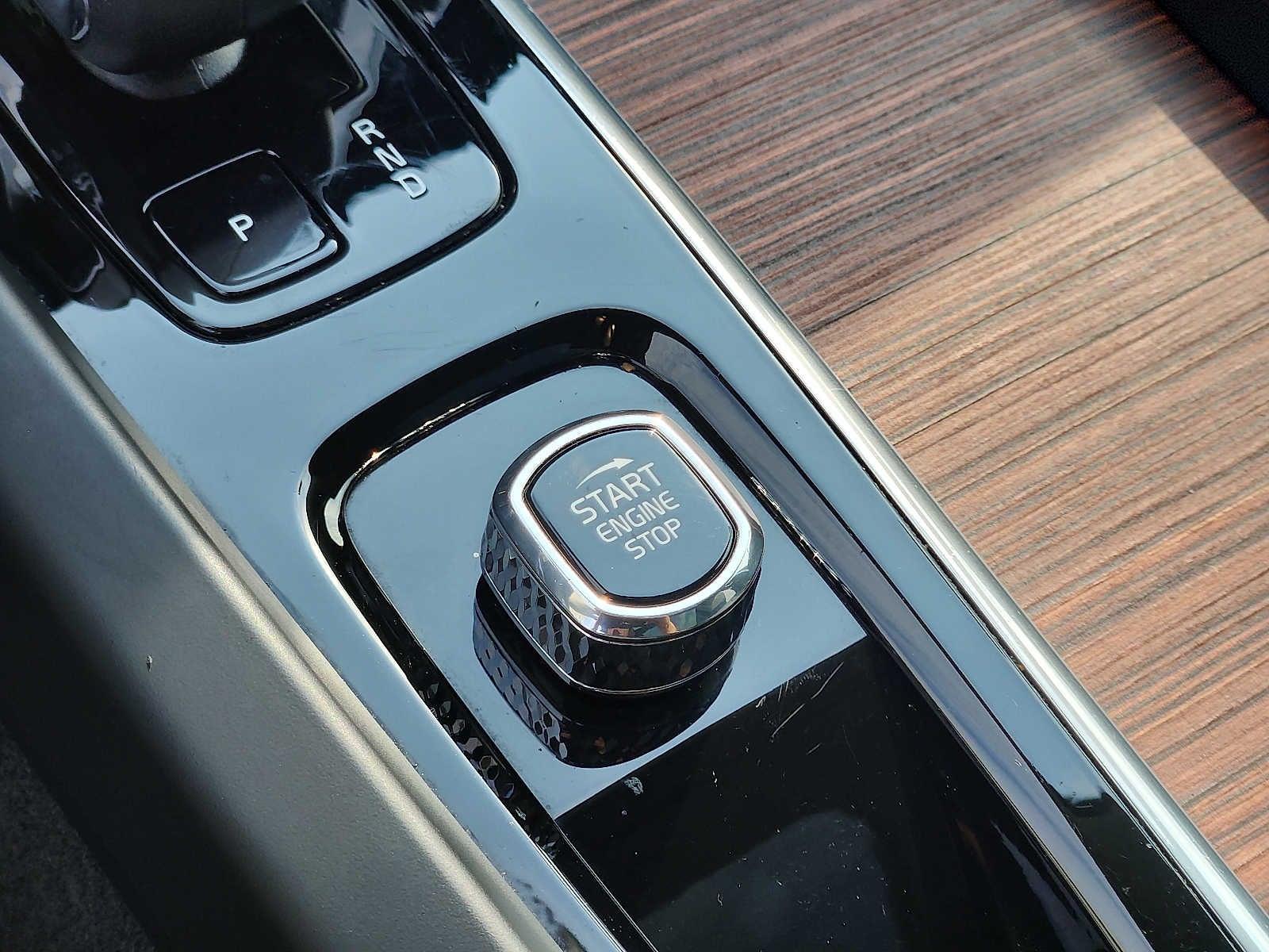 2024 Volvo XC60 Plus Dark Theme
