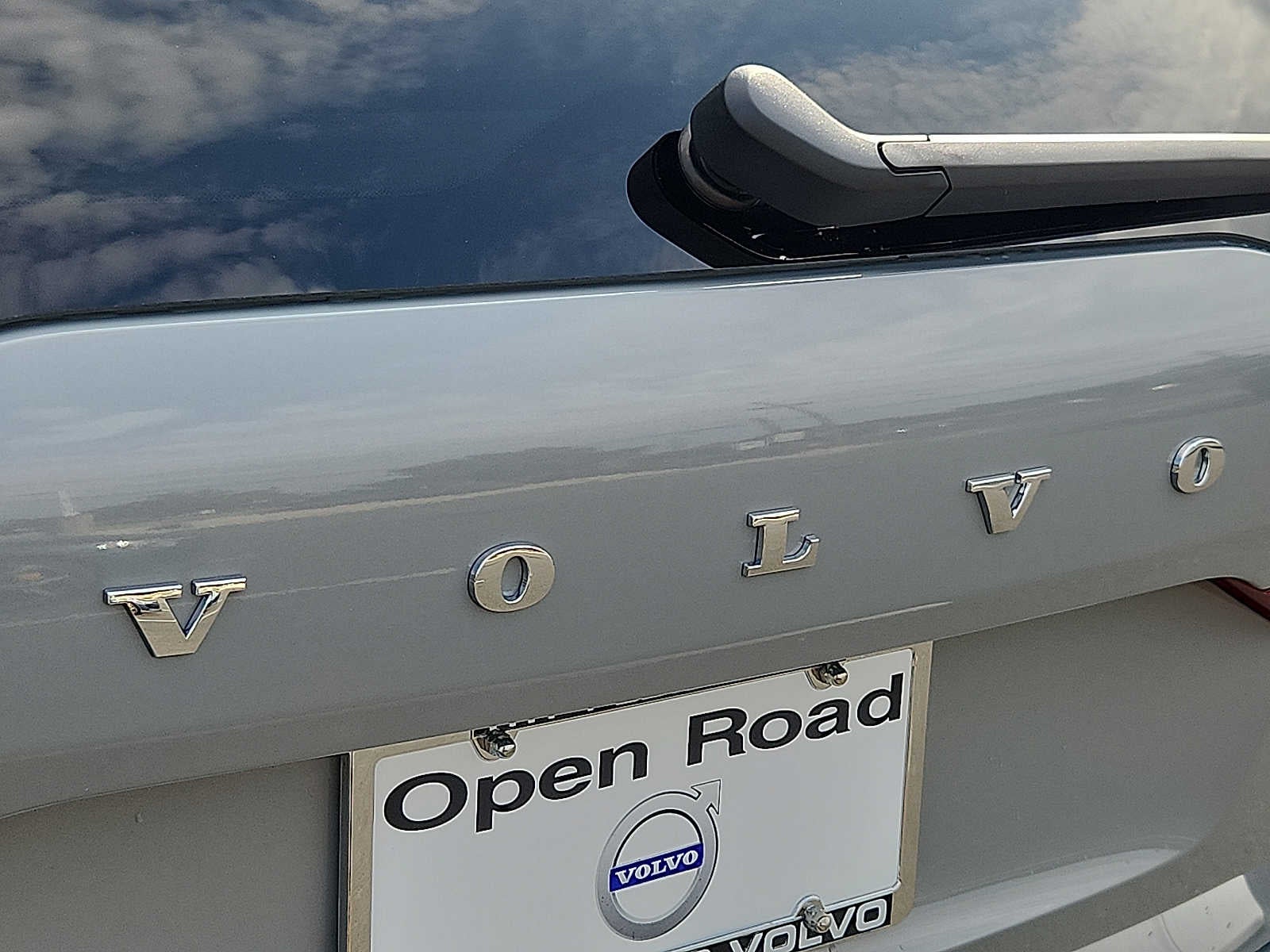 2024 Volvo XC60 Plus Dark Theme