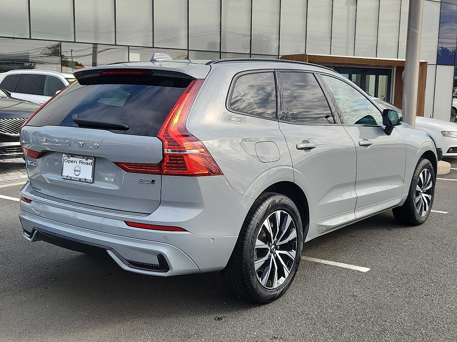 2024 Volvo XC60 Plus Dark Theme