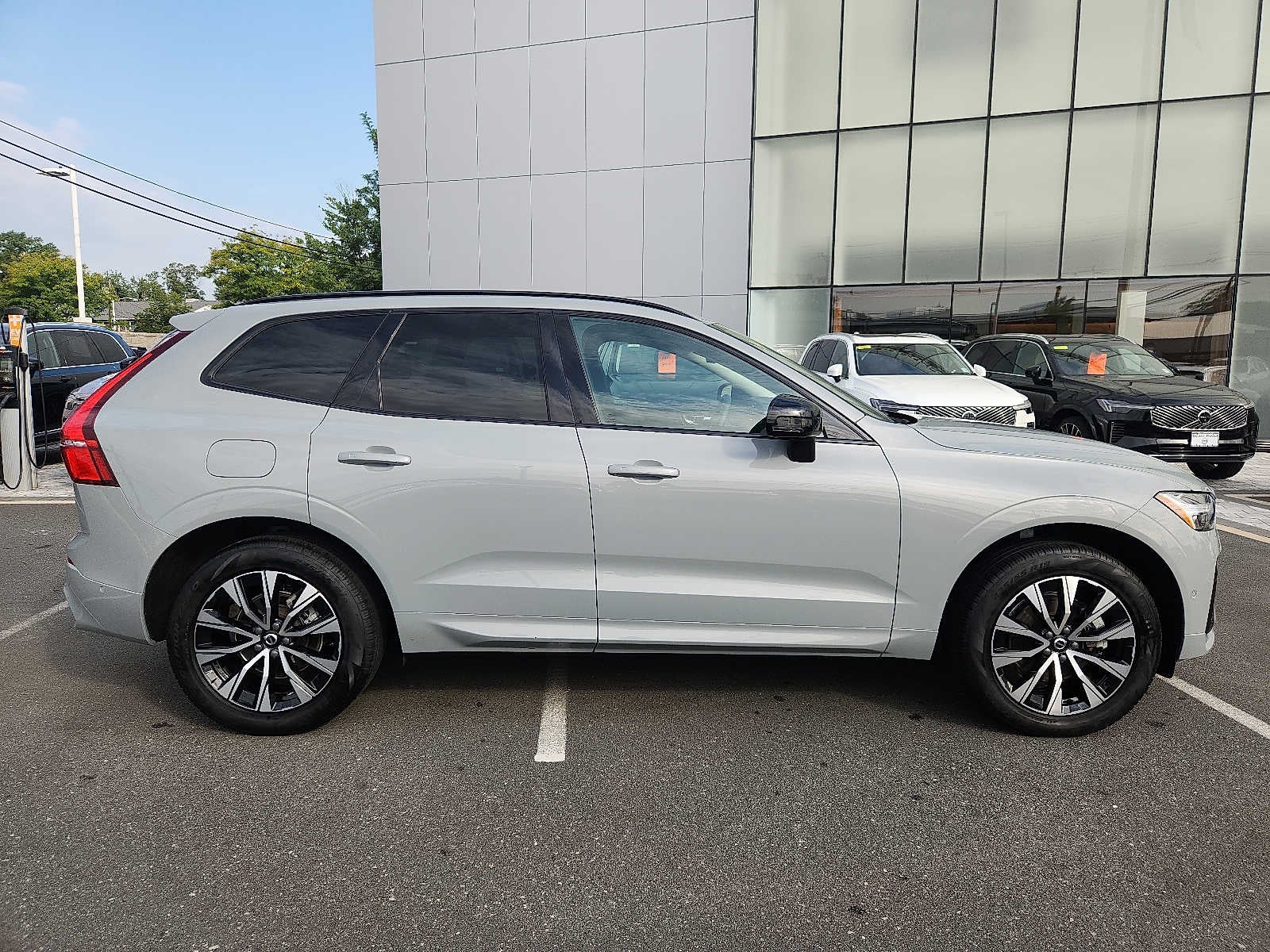 2024 Volvo XC60 Plus Dark Theme