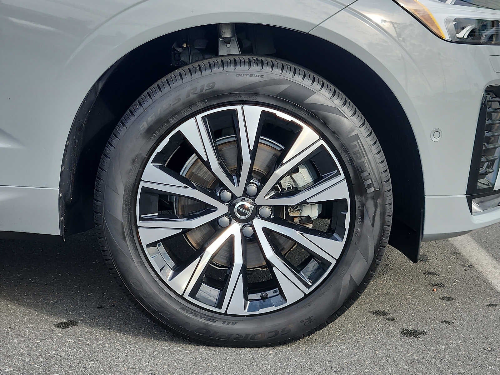2024 Volvo XC60 Plus Dark Theme