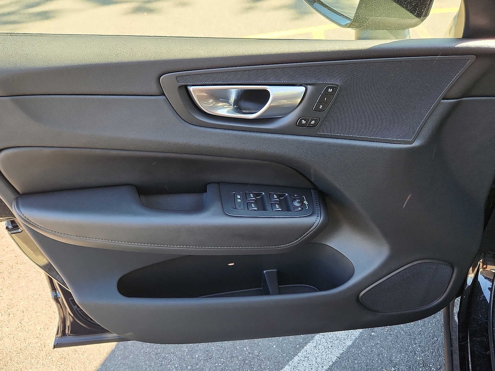 2024 Volvo XC60 Plus Dark Theme