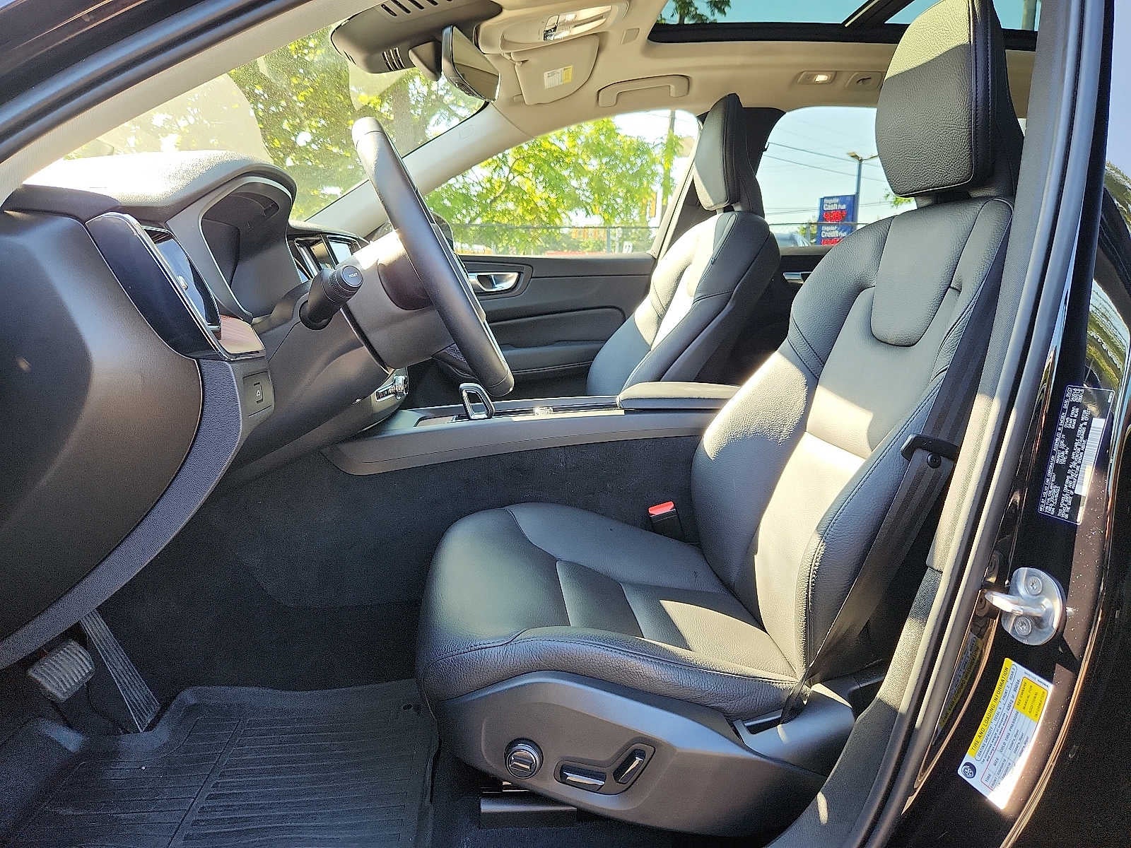 2024 Volvo XC60 Plus Dark Theme