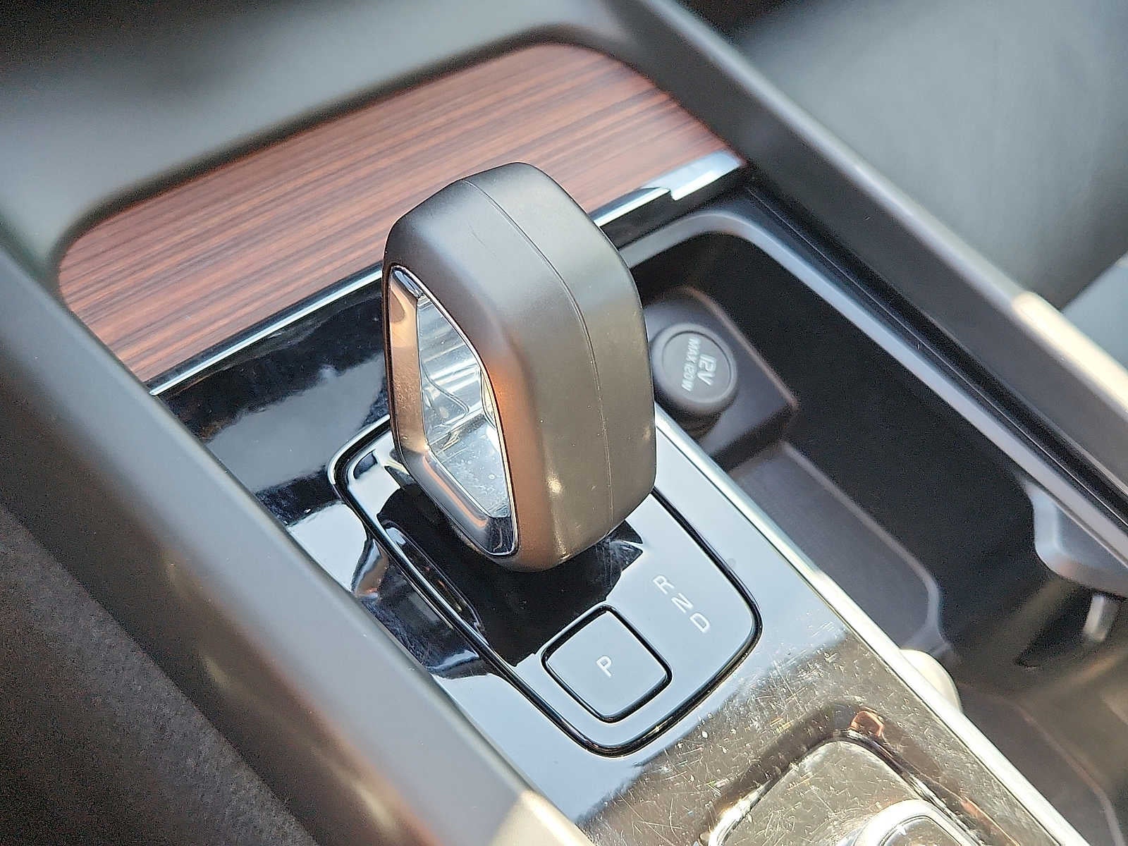 2024 Volvo XC60 Plus Dark Theme