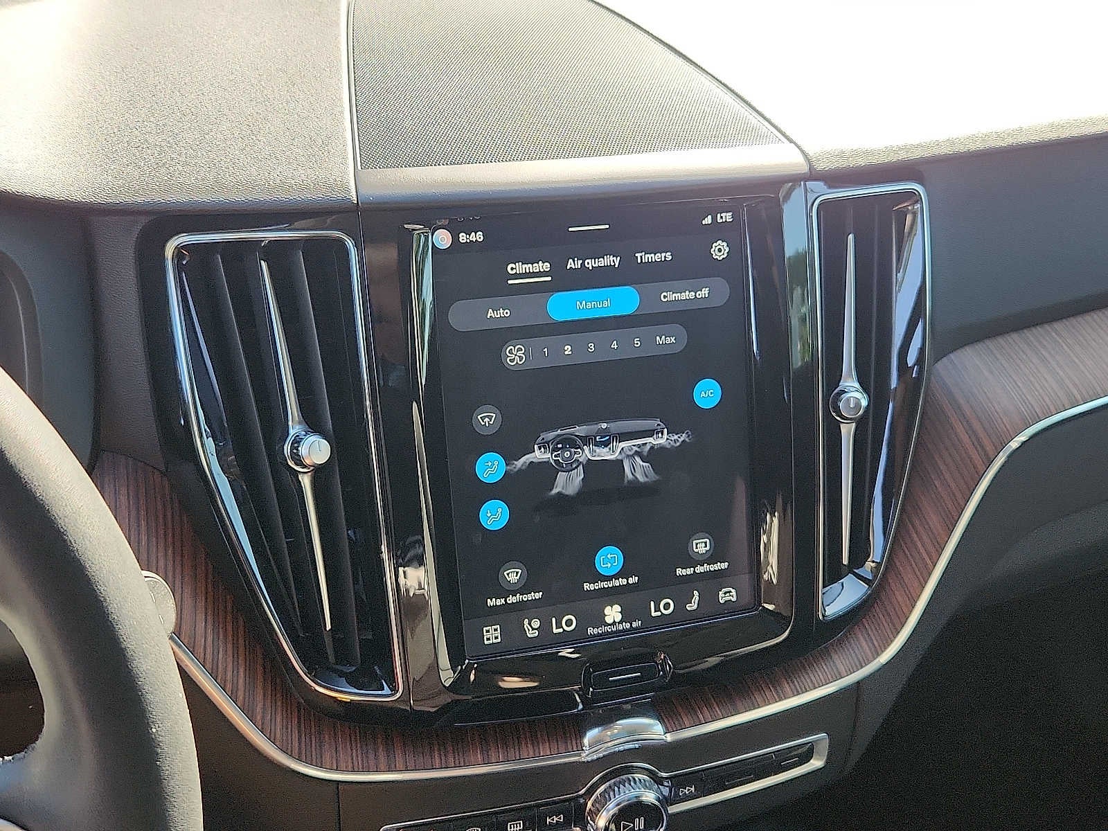 2024 Volvo XC60 Plus Dark Theme