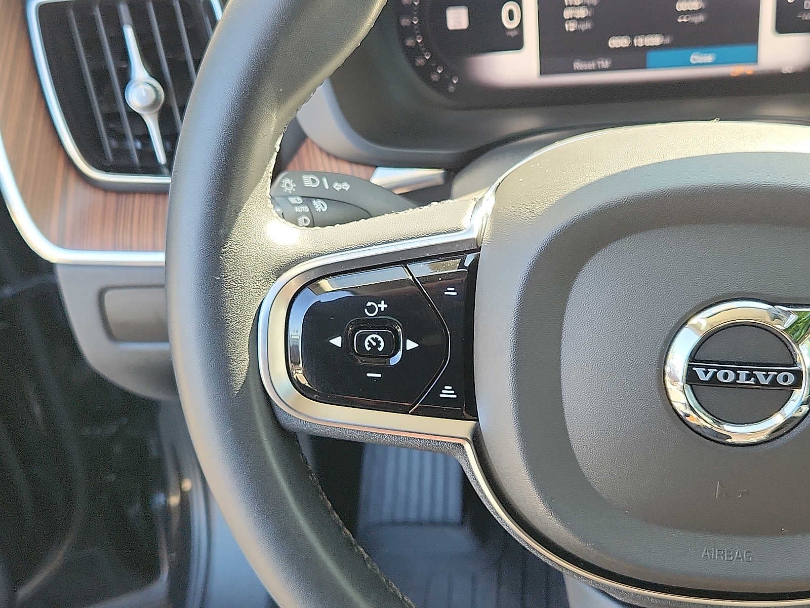 2024 Volvo XC60 Plus Dark Theme