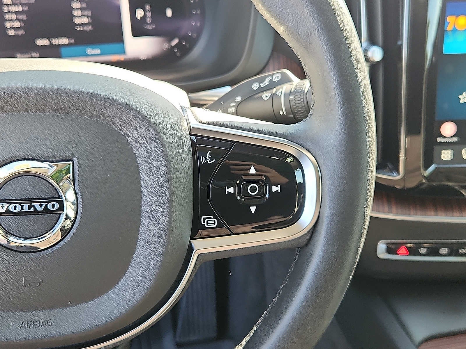 2024 Volvo XC60 Plus Dark Theme