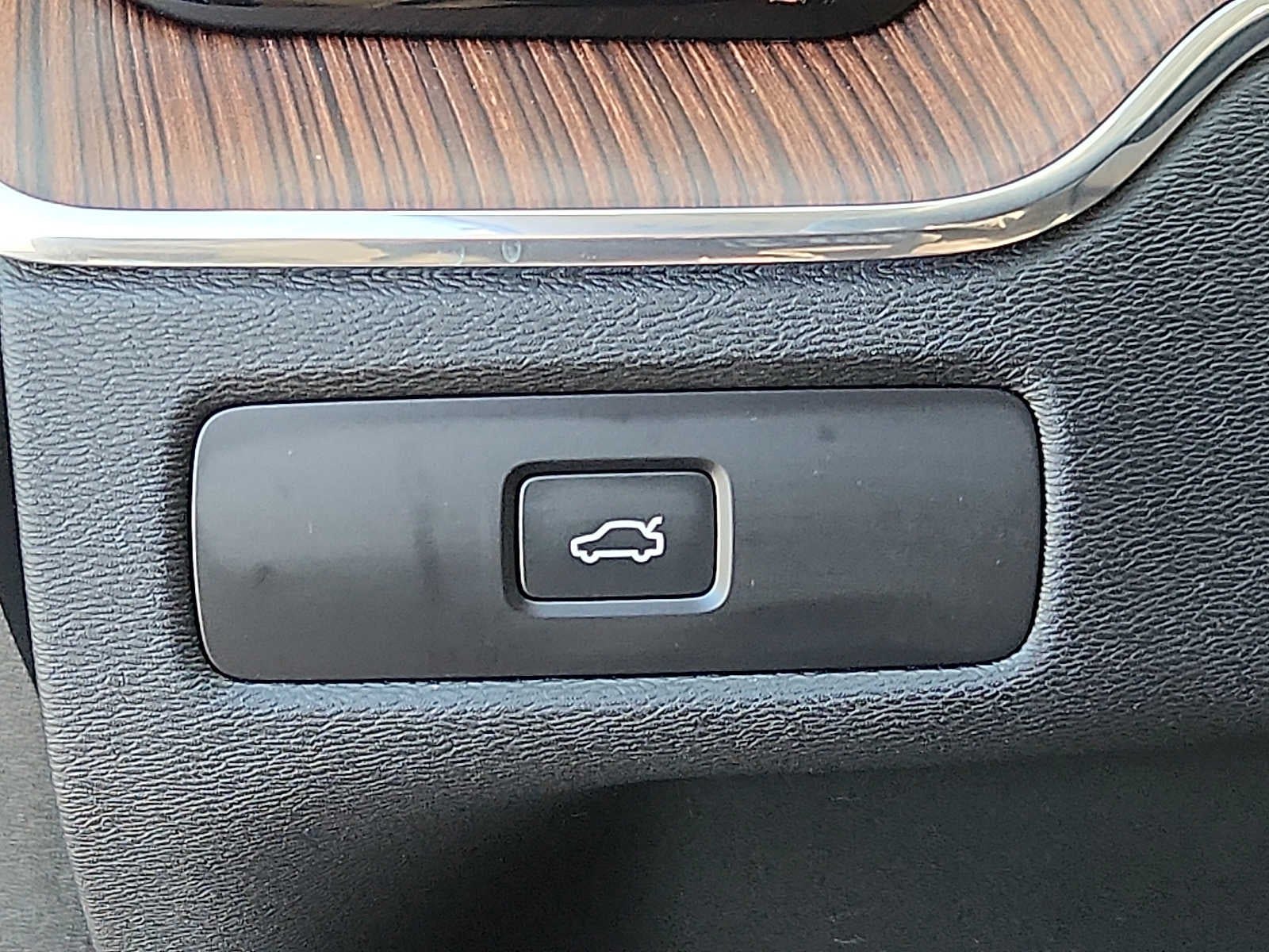 2024 Volvo XC60 Plus Dark Theme