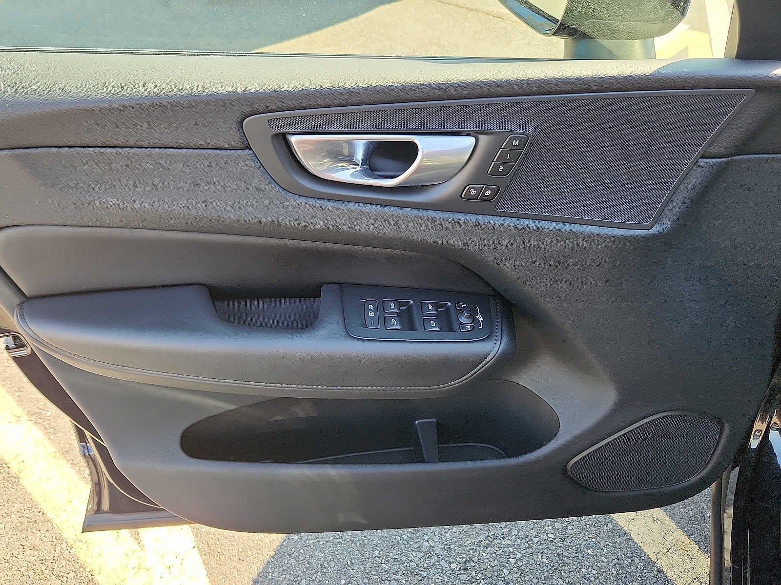 2024 Volvo XC60 Plus Dark Theme