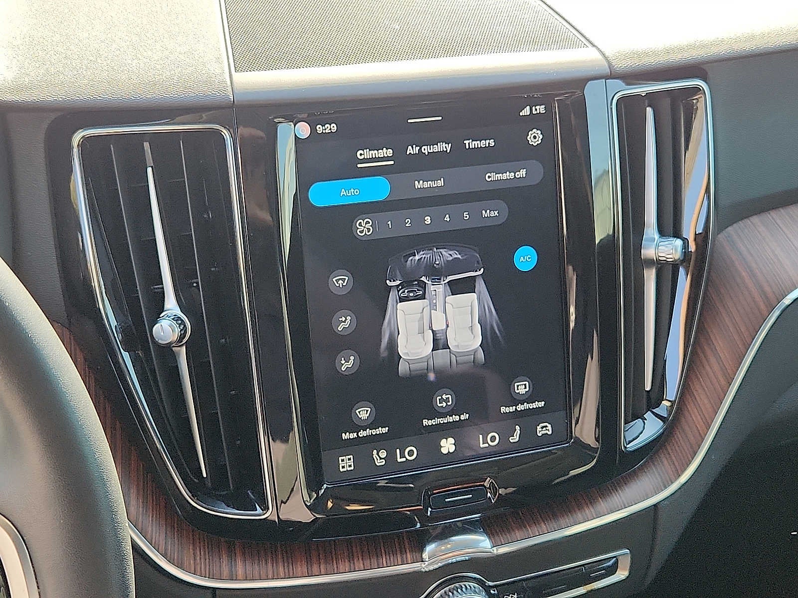 2024 Volvo XC60 Plus Dark Theme