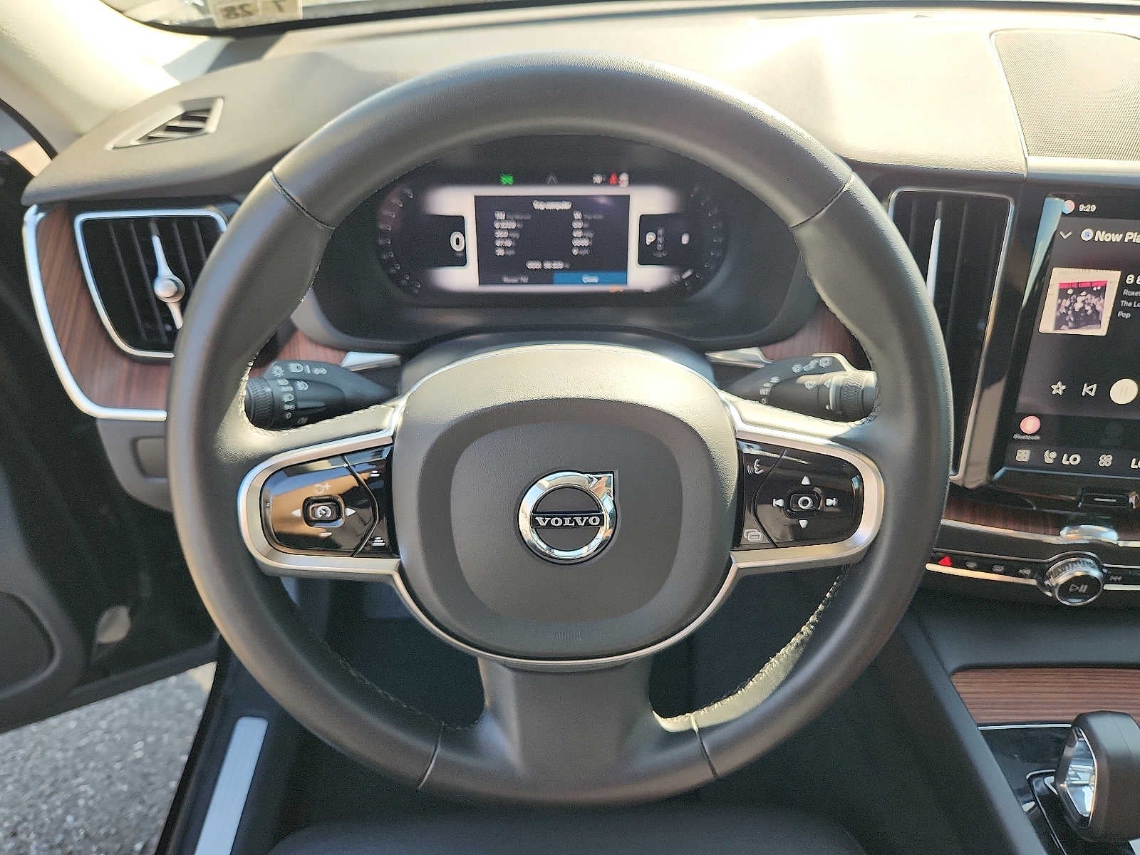 2024 Volvo XC60 Plus Dark Theme