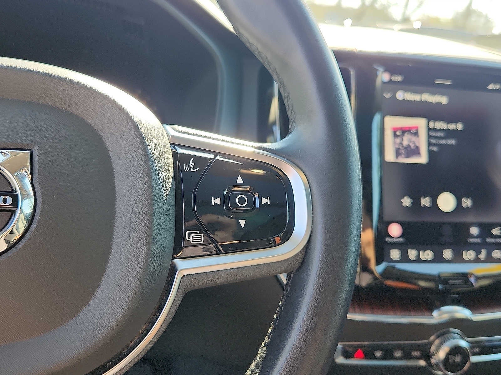 2024 Volvo XC60 Plus Dark Theme