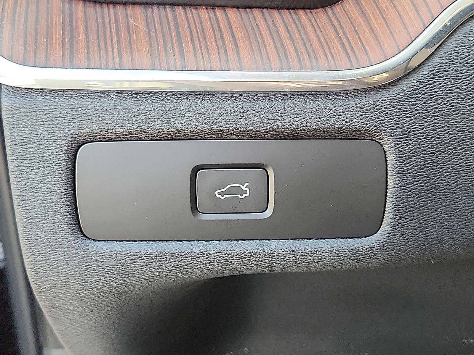 2024 Volvo XC60 Plus Dark Theme