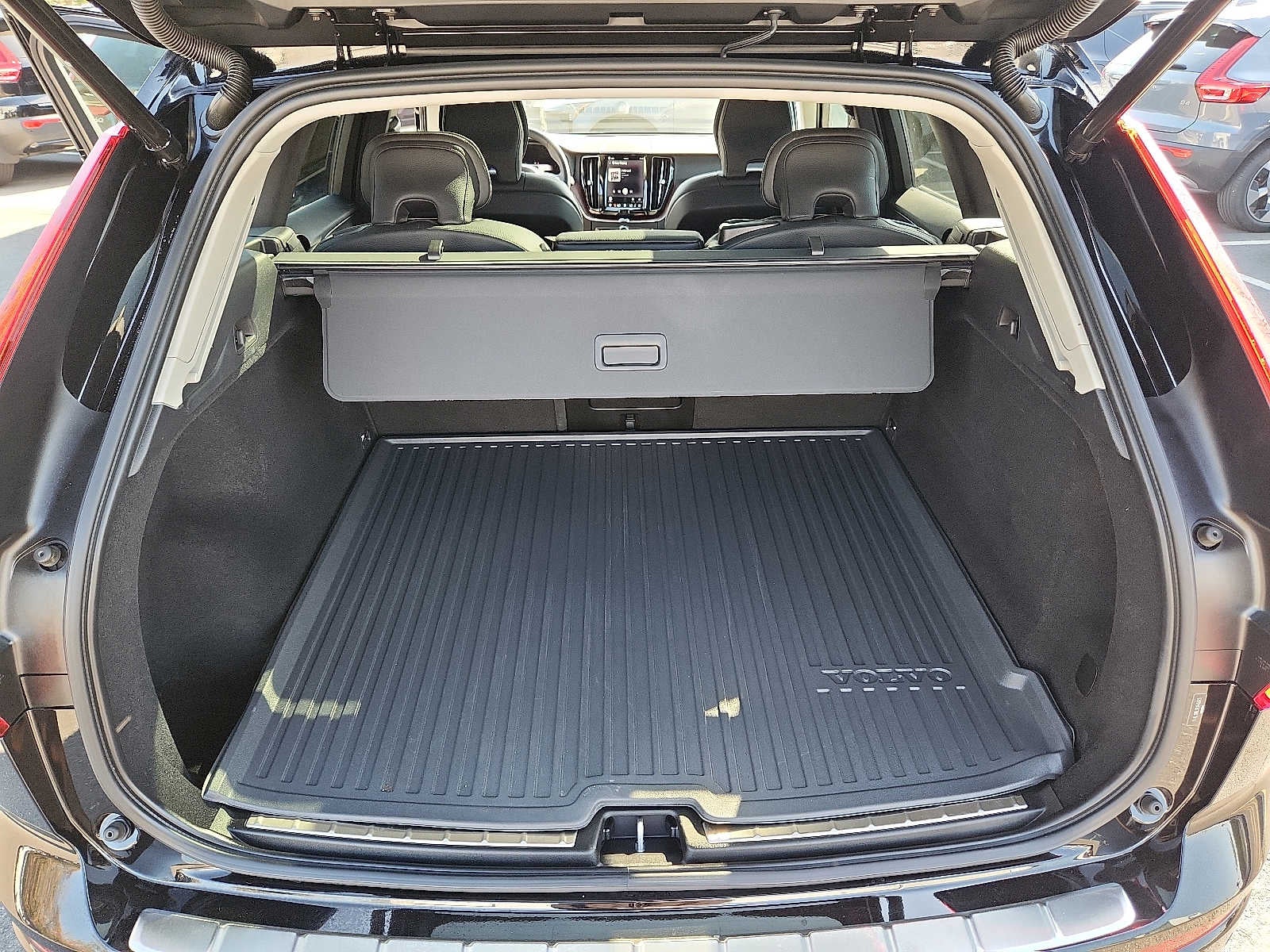 2024 Volvo XC60 Plus Dark Theme