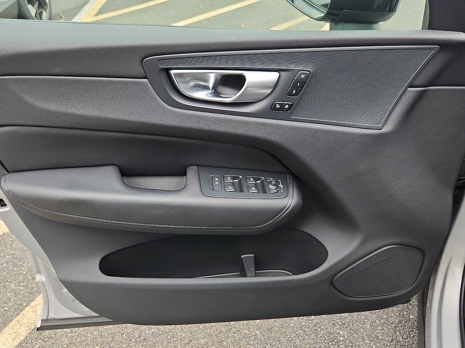 2024 Volvo XC60 Plus Dark Theme