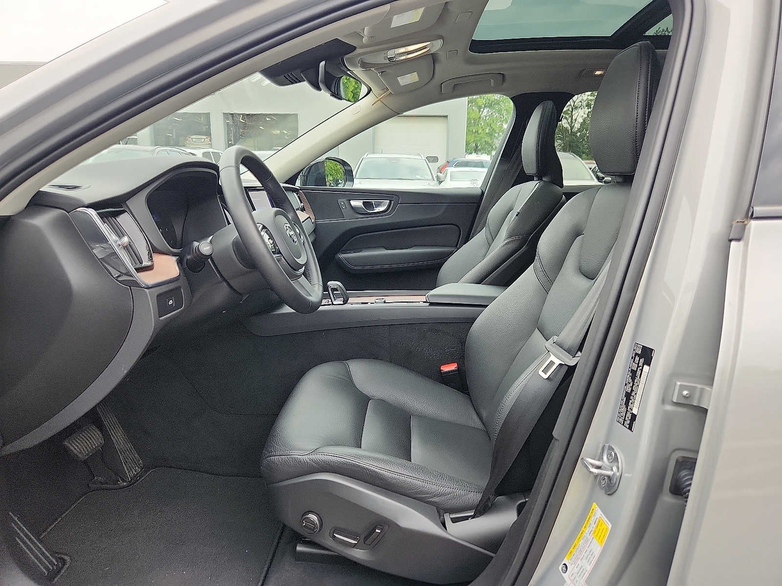 2024 Volvo XC60 Plus Dark Theme
