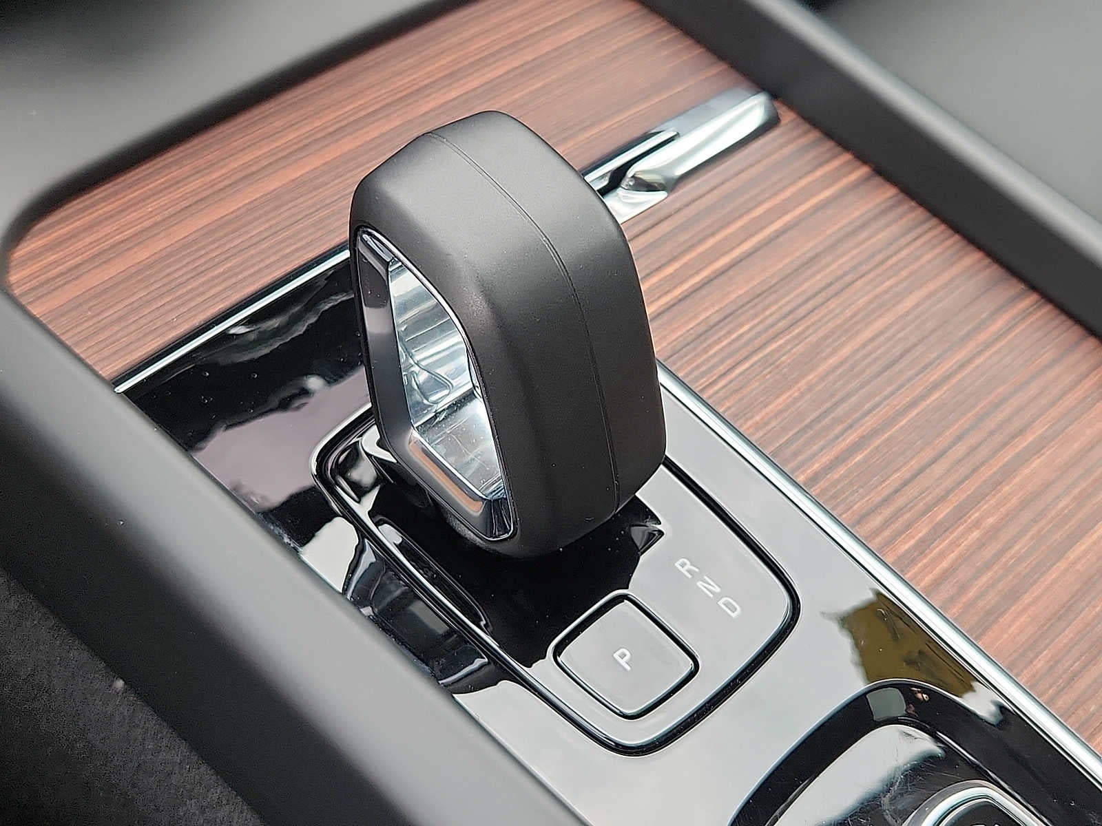2024 Volvo XC60 Plus Dark Theme