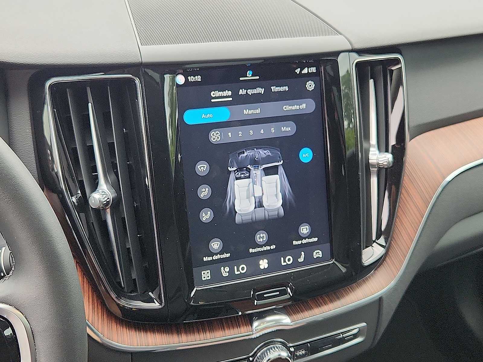2024 Volvo XC60 Plus Dark Theme