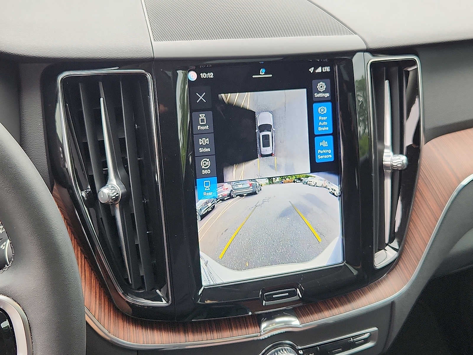 2024 Volvo XC60 Plus Dark Theme