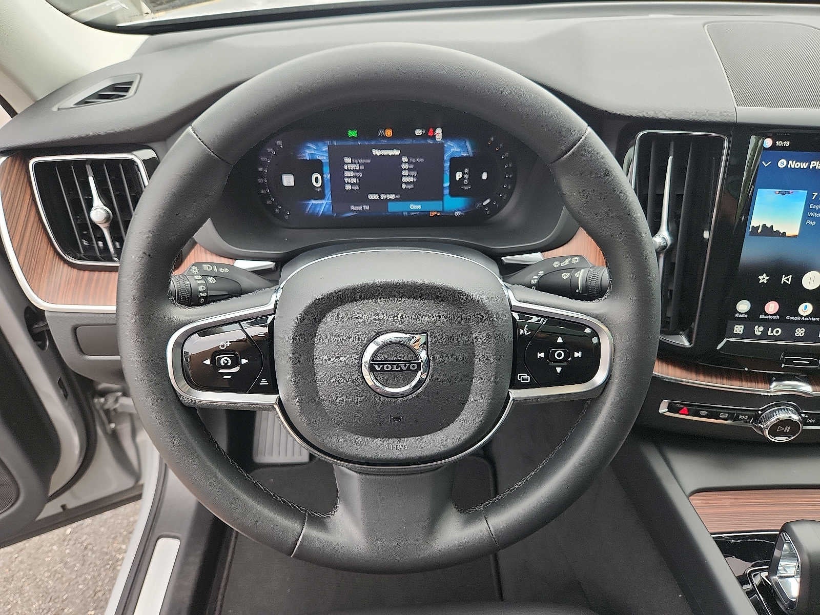 2024 Volvo XC60 Plus Dark Theme