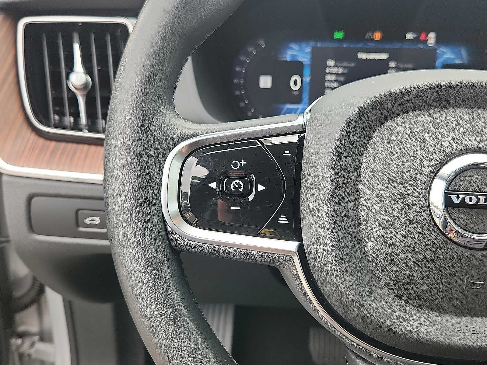 2024 Volvo XC60 Plus Dark Theme