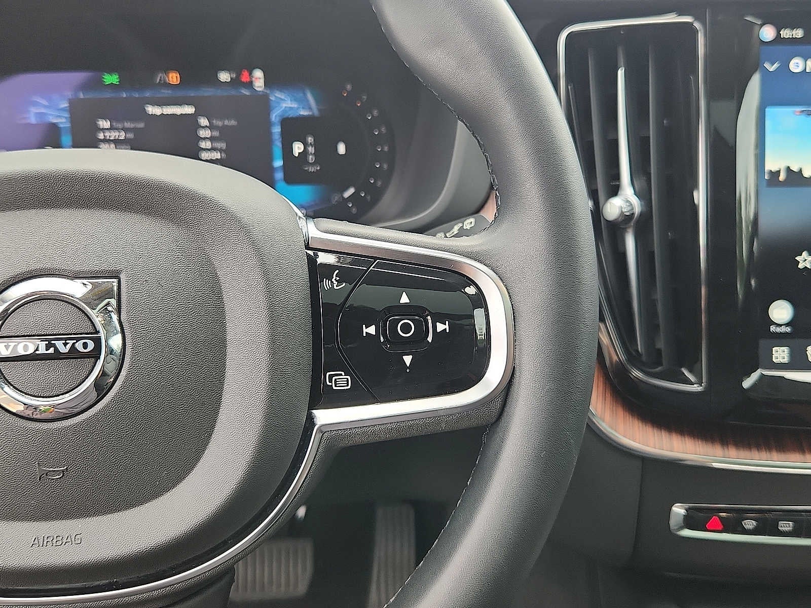 2024 Volvo XC60 Plus Dark Theme