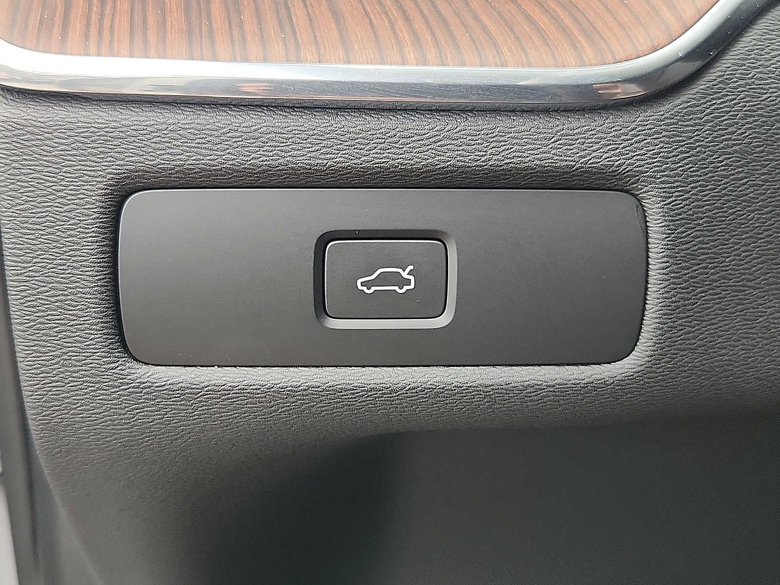 2024 Volvo XC60 Plus Dark Theme