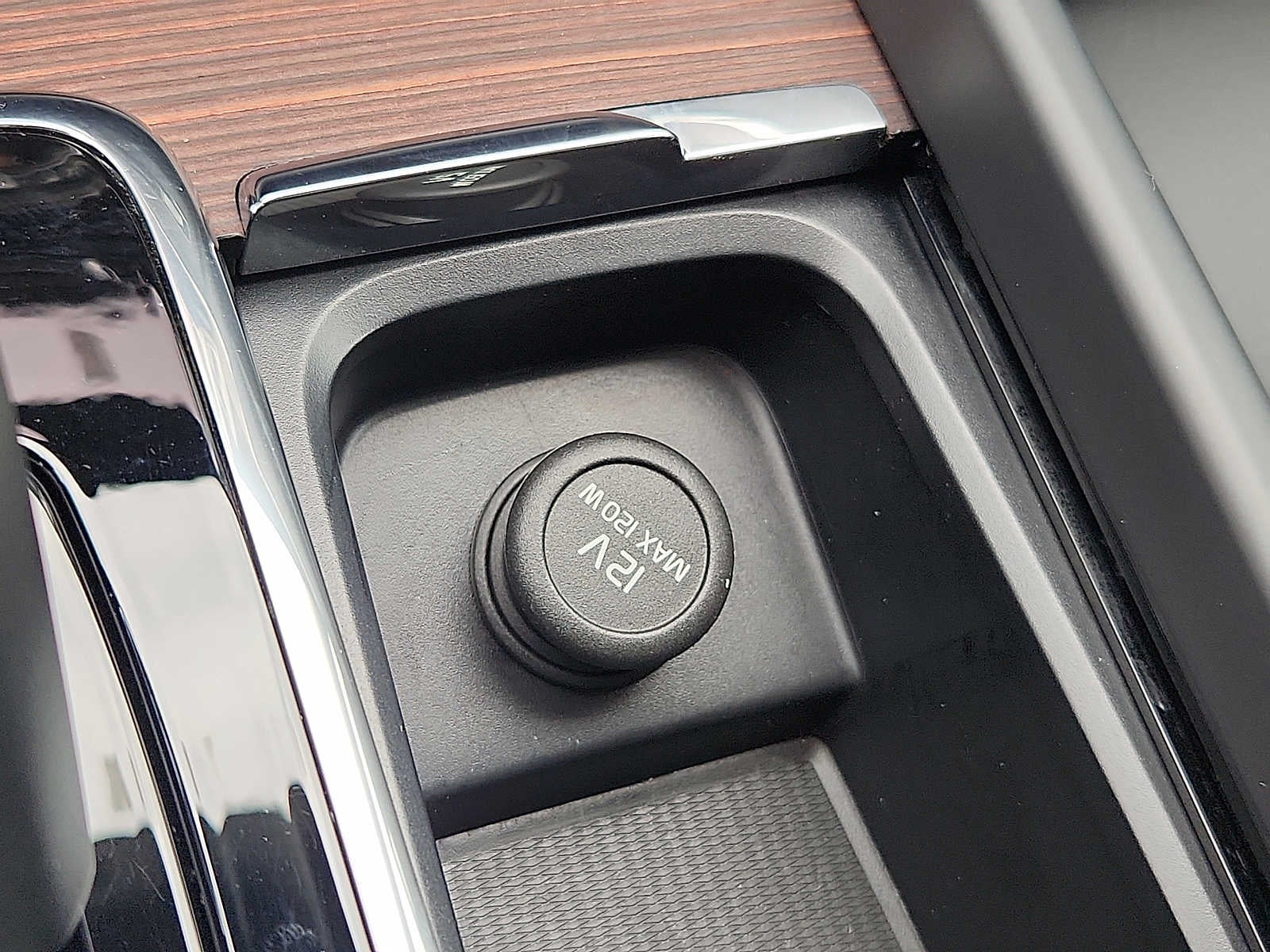 2024 Volvo XC60 Plus Dark Theme