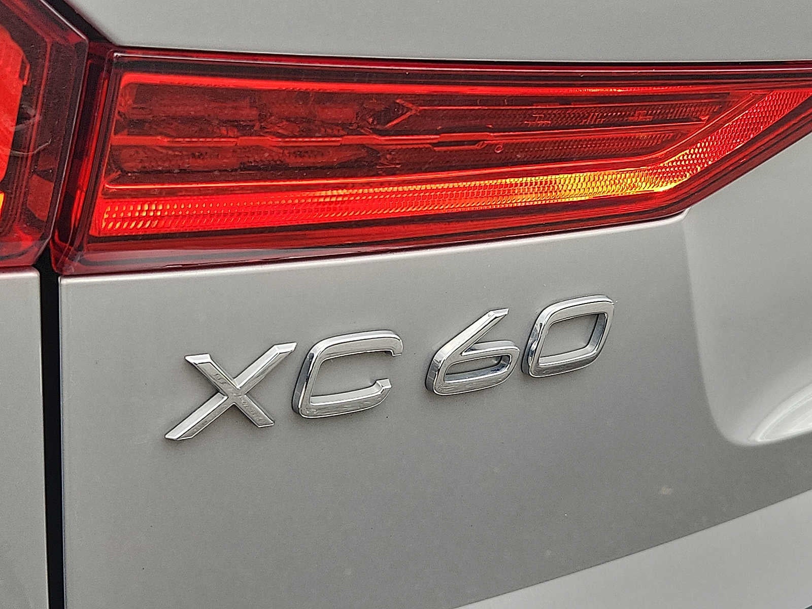2024 Volvo XC60 Plus Dark Theme