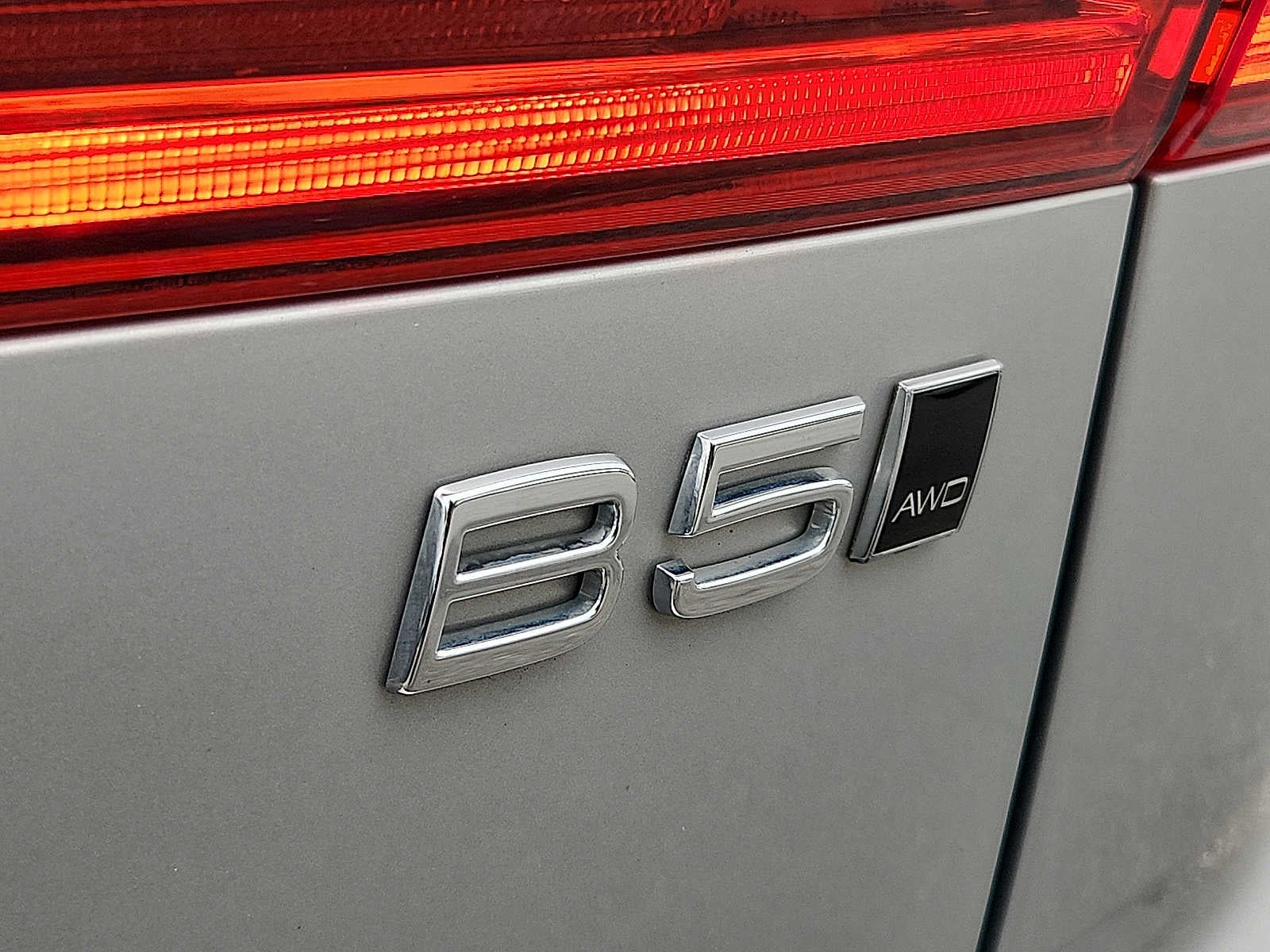 2024 Volvo XC60 Plus Dark Theme