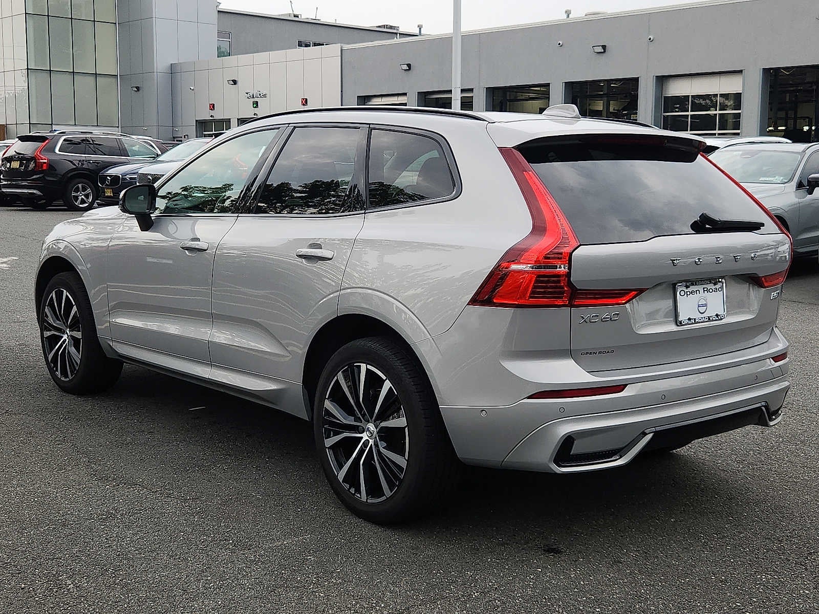 2024 Volvo XC60 Plus Dark Theme