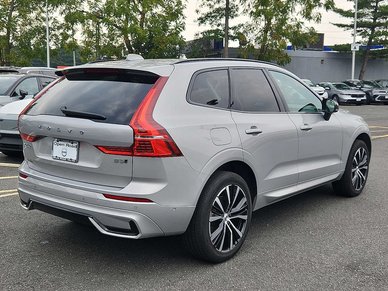 2024 Volvo XC60 Plus Dark Theme