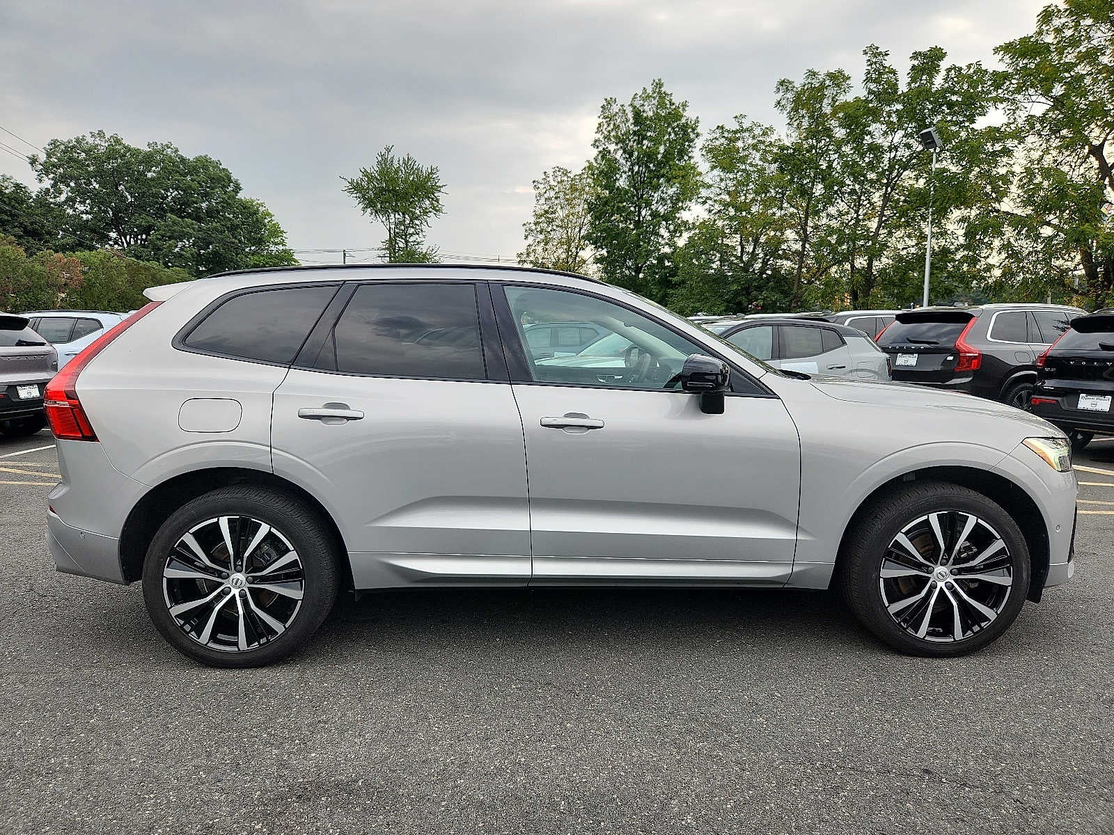 2024 Volvo XC60 Plus Dark Theme
